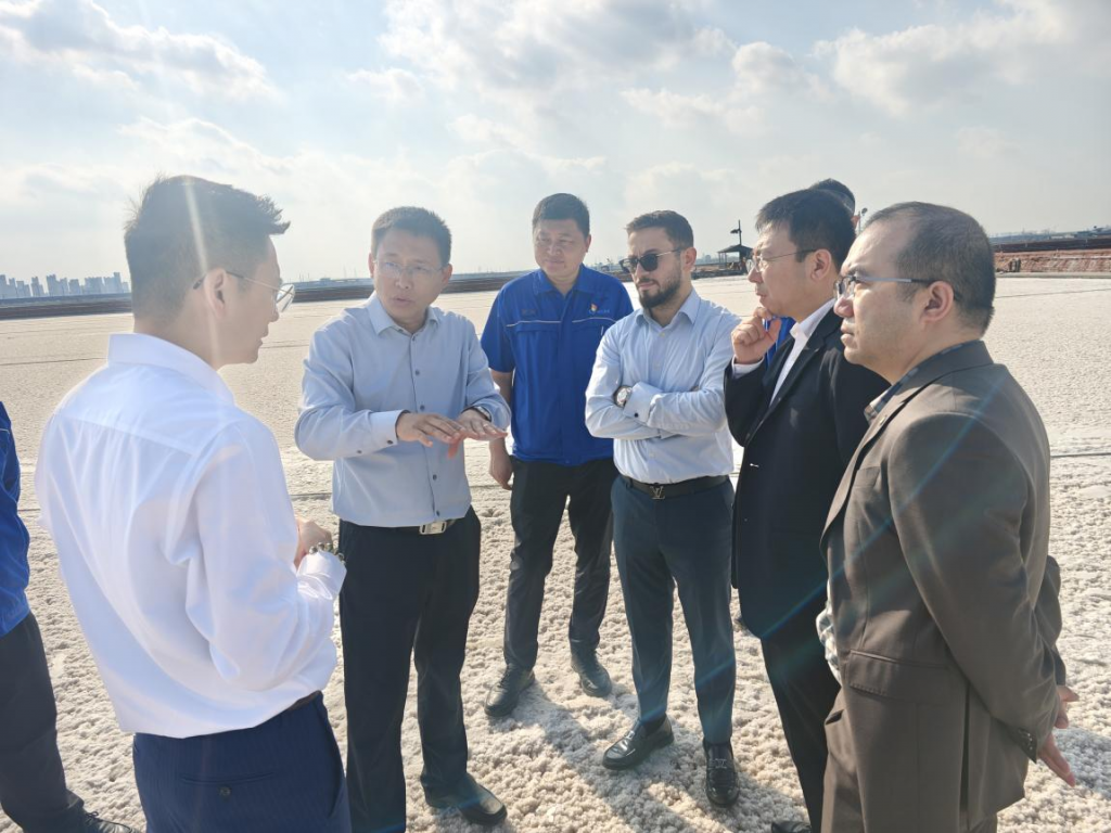 沙特水务局副局与光语生物公司负责人参观汉沽盐场